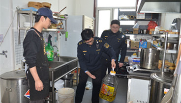 臨沂市羅莊區(qū)市場(chǎng)監(jiān)管局組織開(kāi)展網(wǎng)絡(luò)餐飲直擊后廚專(zhuān)項(xiàng)行動(dòng) 